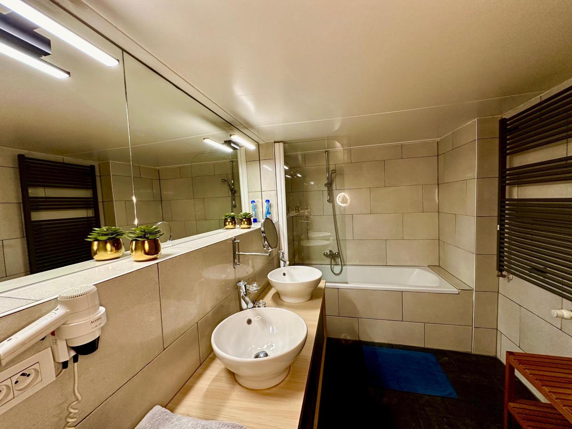 Luxury Suites Castel By Rikas Hotels Antwerpen Exteriör bild