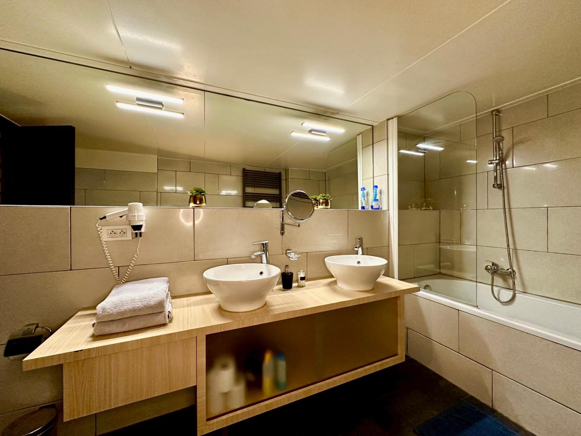 Luxury Suites Castel By Rikas Hotels Antwerpen Exteriör bild